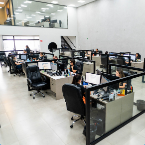 Vista ampla do escritório com estações de trabalho