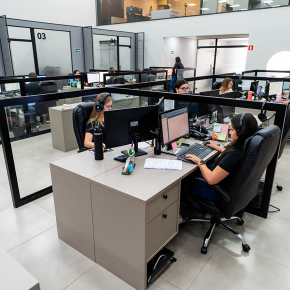 Equipe operando no escritório da Máximos